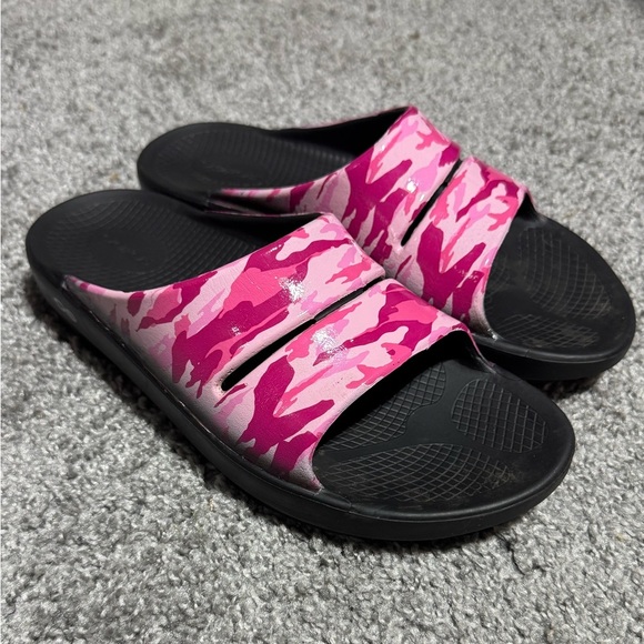 OOFOS Pink Camo Women's Slides Size 10 - Picture 3 of 9